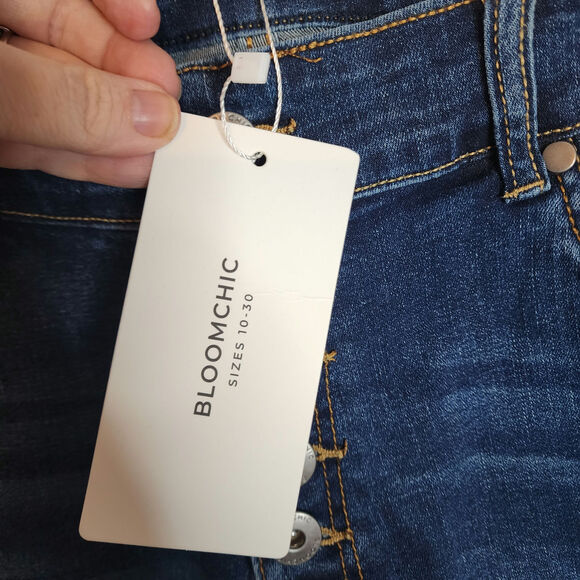 BloomChic Skinny Very Stretchy Dark Wash Single Breasted Denim Shorts, NWT 14/16 - Picture 6 of 7